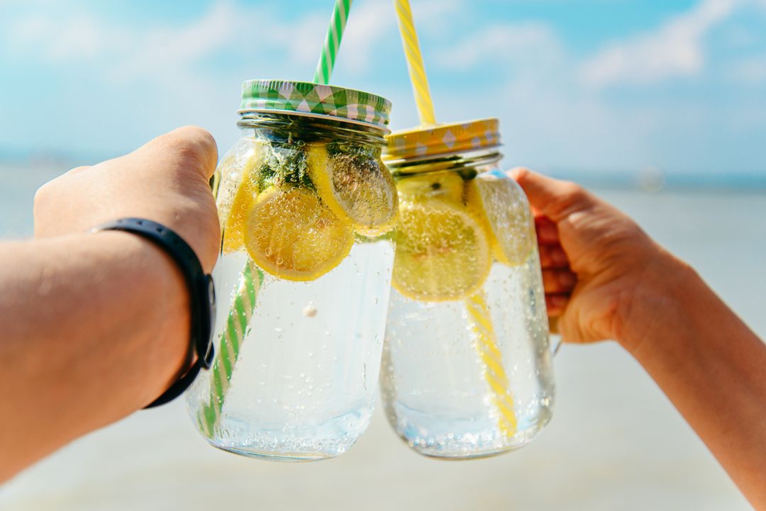 To glas med citron-morgen-rutine og sugerør - vi starter dagen sundt og godt på rejserne